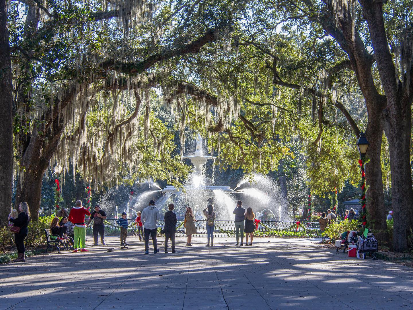 People gathering at the Forsyth Park Fountain in Savannah. 

#savannah #savannahgeorgia #visitsavannah #forsythpark #forsythfountain #forsythparkfountain #savannahsquares #vacation #travelphotography